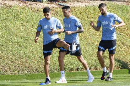 El delantero Luis Suárez (i) durante el entrenamiento de la selección uruguaya celebrado en las instalaciones de Al Erssal en Doha.