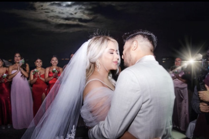 Evento. Ximena Moreira y César Martínez viven en Guayaquil y se casaron en Punta Blanca al pie de la playa.