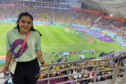 Emily Tamay se encarga de dar una mano en la sala del prensa del estadio Khalifa