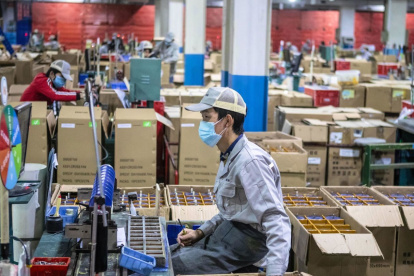 Empresa.- Un trabajador en una industria de China.