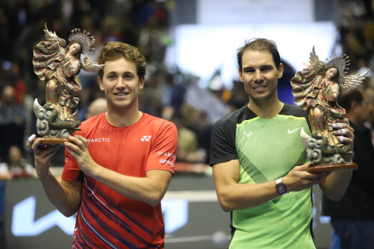 El tenista español Rafael Nadal dio muestras de su gran juego al enfrentarse al noruego Casper Ruud en partido de exhibición