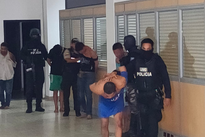 siete sujetos fuertemente armados  entraron al hospital de Chone  a rematar a un sujeto.