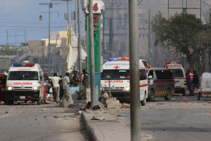 Un número indeterminado de terroristas asaltó el hotel, en el centro de la capital somalí