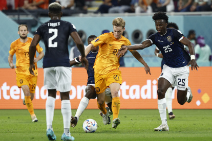 Frenkie De Jong (c), de Países Bajos, disputa un balón con Jackson Porozo (d), de Ecuador, en el partido de la fase de grupos del Mundial entre ambas selecciones en Doha.