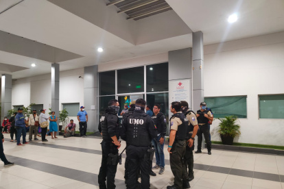 Autroridades en el hospital de Chone.