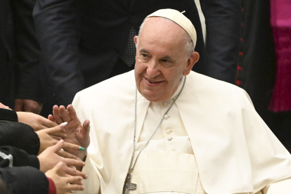 El Papa Francisco saluda a los fieles durante una audiencia a los miembros de la Escuela de la Paz en el Aula Pablo VI del Vaticano. EFE