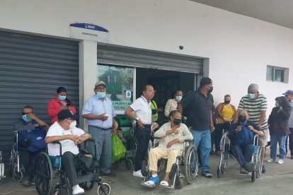 Pacientes renales en los exteriores del Hospital Teodoro Maldonado Carbo.