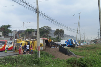 Poste de alumbrado eléctrico evitó que bus cayera a la cuneta.