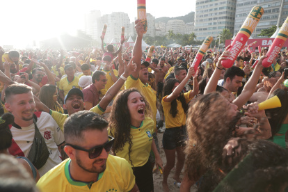 Cientos de aficionados brasileños fueron registrados este jueves, 24 de noviembre, al celebrar el triunfo de su selección de fútbol tras el debut en el mundial FIFA de Qatar 2022, en las playas de Copacabana, en Río de Janeiro (Brasil).