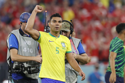 Casemiro reacciona tras ganar el partido del del grupo G del Mundial de Qatar 2022 entre Brasil y Suiza en el Estadio 947 de Doha.