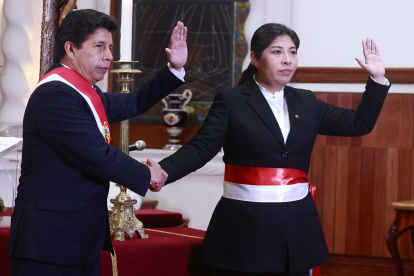 El presidente de Perú, Pedro Castillo, junto a la presidenta de los ministros, Betssy Chávez.
