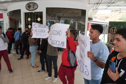 Un plantón se realizó dentro de las instalaciones de la Universidad Católica.
