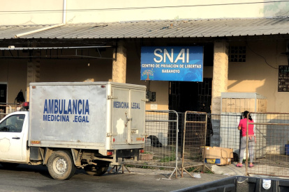 En la policía se investiga si el detenido se colgó.