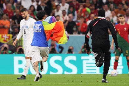 Un aficionado invade la cancha hoy, en un partido de la fase de grupos del Mundial de Fútbol Qatar 2022 entre Portugal y Uruguay en el estadio Lusail en la ciudad de Lusail.