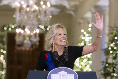 La primera dama de Estados Unidos, Jill Biden, agradece a los voluntarios que ayudaron a decorar la Casa Blanca para la temporada navideña, en Washington (EE.UU.), este 28 de noviembre de 2022. EFE/EPA/Michael Reynolds