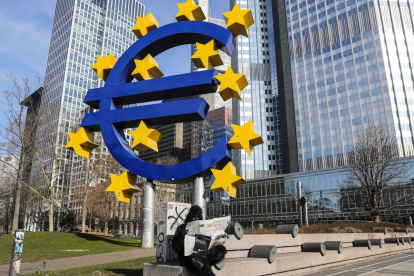 Entidad. Una persona fuera del edificio del Banco Central Europeo.