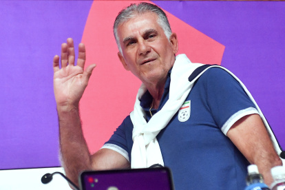 Carlos Queiroz se despide de la prensa tras la conferencia.