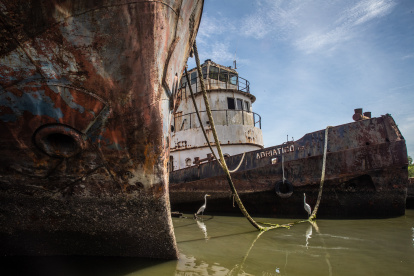 La Bahía de Guanabara, que baña Río de Janeiro, se convirtió en un cementerio de navíos abandonados, lo que amenaza el medioambiente