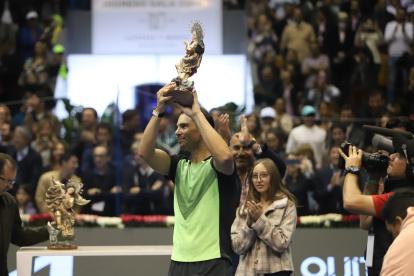 Rafael Nadal recibió una réplica de la virgen de Legarda tras el juego de exhibición ante Casper Ruud.