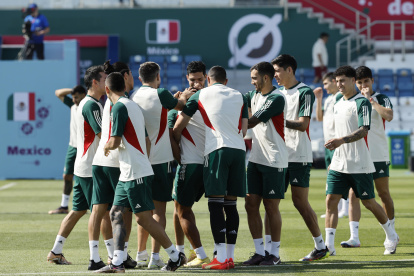 Jugadores de la selección mexicana participan en el entrenamiento del equipo celebrado en las el estadio Al Khor en Doha para preparar su partido contra Argentina correspondiente a la segunda jornada de la fase de grupos del Mundial de Qatar.