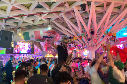 Los lugares en donde se permite la ingesta y venta de alcohol, como bares y discotecas, están plenamente identificados. Ahí se vive una fiesta.