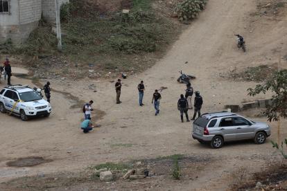 Noroeste. Elementos policiales recorren una de las escenas del crimen, en uno de los barrios de la periferia de Guayaquil.