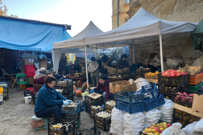Voluntarios preparan comida para luego repartirla en los campos de batalla.