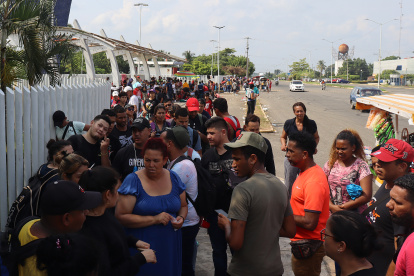 Un grupo de migrantes centroamericanos a la espera de poder salir en caravana a la frontera norte hoy, en la ciudad de Tapachula, estado de Chiapas (México). EFE/Juan Manuel Blanco