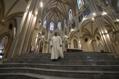 El padre Francisco Sojos ha emprendido, desde hace tres meses, una restauración y mantenimiento de la Catedral de Guayaquil.