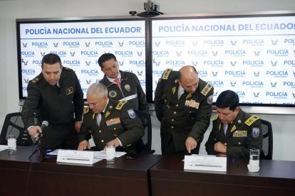 El análisis de las urgencias 
El comandante de Policía, Fausto Salinas (sentado al lado izquierdo), dio una rueda de prensa para detallar los operativos realizados en las últimas horas en Ecuador. Luego de ello se reunió con el ministro Zapata para detectar las UPC a intervenir. No se reveló la dirección de las mismas.