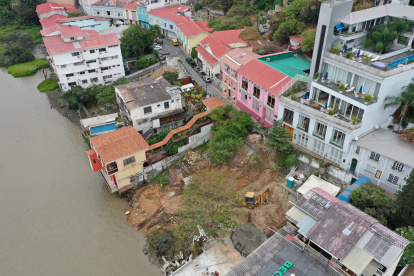 Territorio. La edificación se encuentra actualmente suspendida y se levanta en la calle Numa Pompilio Llona, en el emblemático barrio Las Peñas.