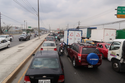 Tráfico. Los carriles estaban saturados en la vía a Daule por un accidente de tránsito que se dio la mañana de este 28 de noviembre.