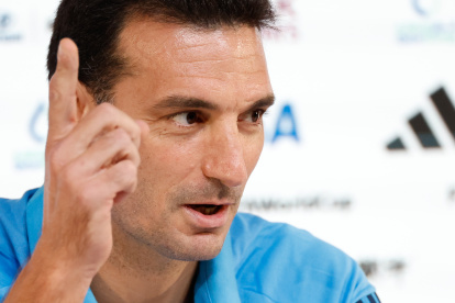 El seleccionador argentino Lionel Scaloni da una rueda de prensa en el Centro de Prensa del Mundial FIFA Qatar 2022 en Doha, este martes, en la víspera de su partido del Grupo C contra Polonia.