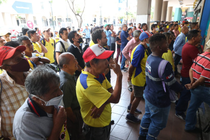 Hinchas ecuatorianos presenciando el encuentro entre Senegal y Ecuador