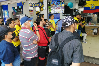 Hinchas ecuatorianos ponen pausa a sus actividades para ver el partido
