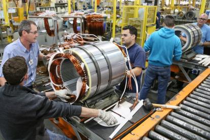 Planta.- Trabajadores en la fábrica de Web elaborando motores para lavadoras.