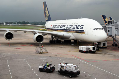 Aeropuerto.- Una de las naves de la empresa Singapore Airlines.