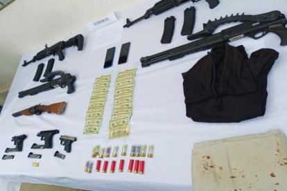 Las ocho armas que los agentes decomisaron a los dos extranjeros.