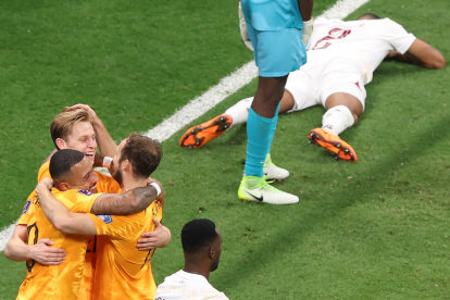 Frenkie De Jong (2-L) celebra con sus compañerossu gol en el estadio Al Bayt Estadio.