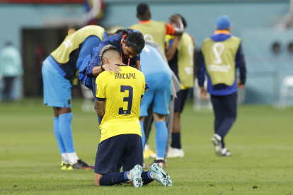 Piero Hincapié de Ecuador reacciona hoy, al final de un partido de la fase de grupos del Mundial de Fútbol Qatar 2022 entre Ecuador y Senegal en el estadio Internacional Jalifa en Doha (Qatar).