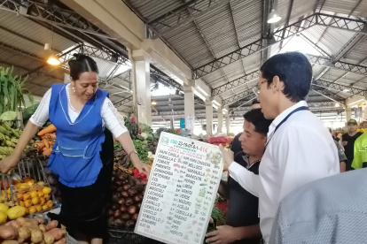Mercado.- El comisario de la Intendencia de la Policía, Carlos Amores, pide a comerciante que actualice la lista de precios.