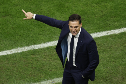 Diego Alonso, entrenador de Uruguay, da instrucciones en el duelo ante Portugal.
