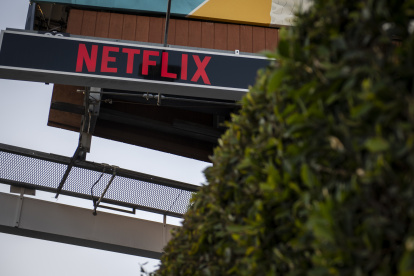 Fotografía de archivo en la que se registró un aviso de la plataforma de contenidos audiovisuales Netflix, en Los Ángeles (California, EE.UU.)