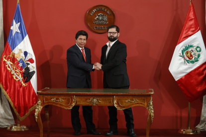 El presidente peruano, Pedro Castillo (i), junto a su homólogo chileno, Gabriel Boric (d), posan para fotos durante el IV Gabinete Binacional Chile-Perú, hoy, en el palacio presidencial de La Moneda, en Santiago (Chile). EFE/Elvis González