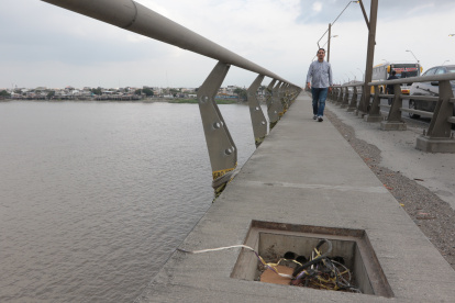 Puente de la Unidad Nacional.  Le hacen falta barandas, tapas de alcantarillas y un mantenimiento.