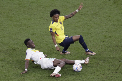 Angelo Preciado (arriba) de Ecuador disputa un balón con Ismaila Sarr de Senegal.