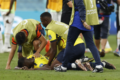 Moisés Caicedo, seleccionado ecuatoriano, llora desconsoladamente en el césped del estadio Internacional Khalifa mientras sus compañeros tratan de darle ánimos luego de la eliminación de la Tricolor del Mundial de Qatar.