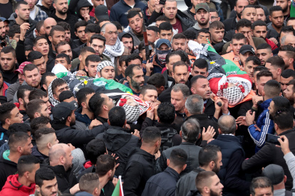 Palestinos asisten al funeral de los hermanos Jawad y Thafer Al-Remawi en la aldea de Beit Rema, cerca de la ciudad cisjordana de Ramallah, el 29 de noviembre de 2022. EFE/EPA/ALAA BADARNEH