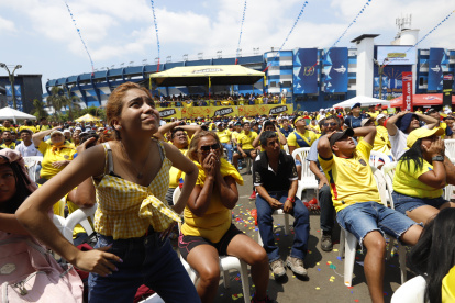 Más de 10.000 hinchas que llegaron a la explanada del estadio Modelo no ocultaron la decepción tras dejar escapar el empate.