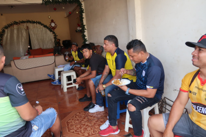 En las intersección de las calles 17 y la L varios amigos de Platita se reunieron.